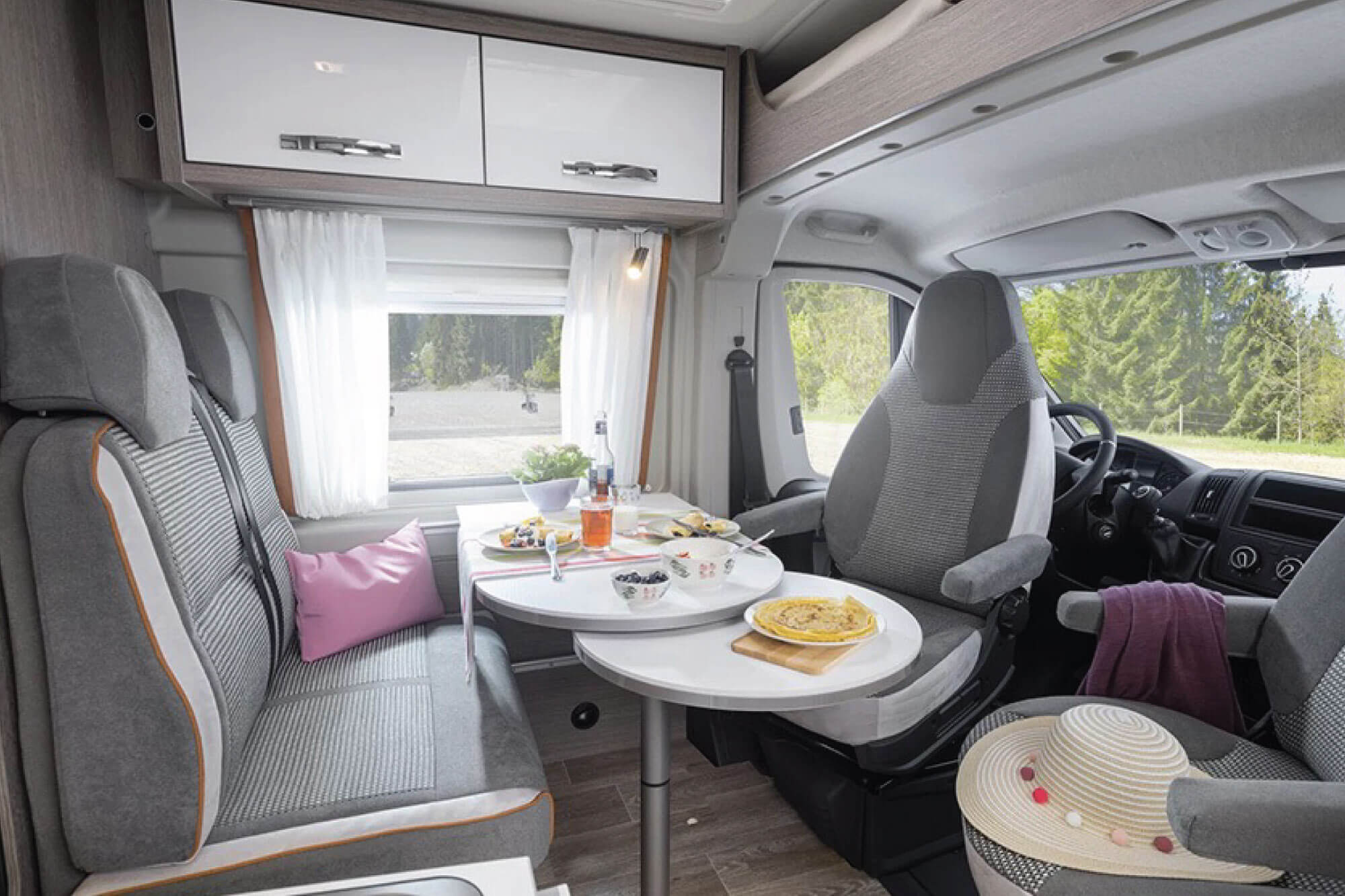 Essebi-Noleggio-Camper-interno2