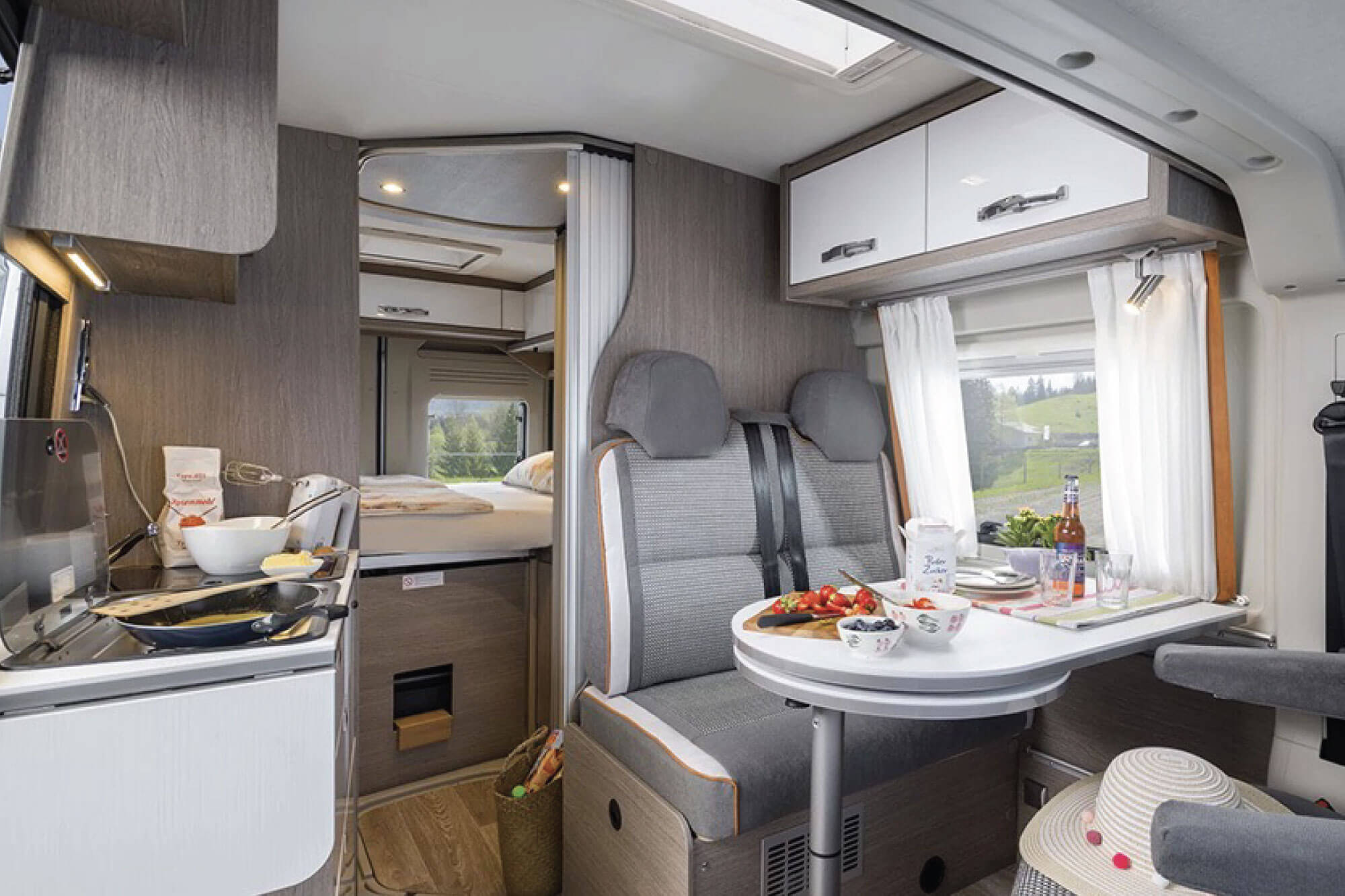 Essebi-Noleggio-Camper-interno3