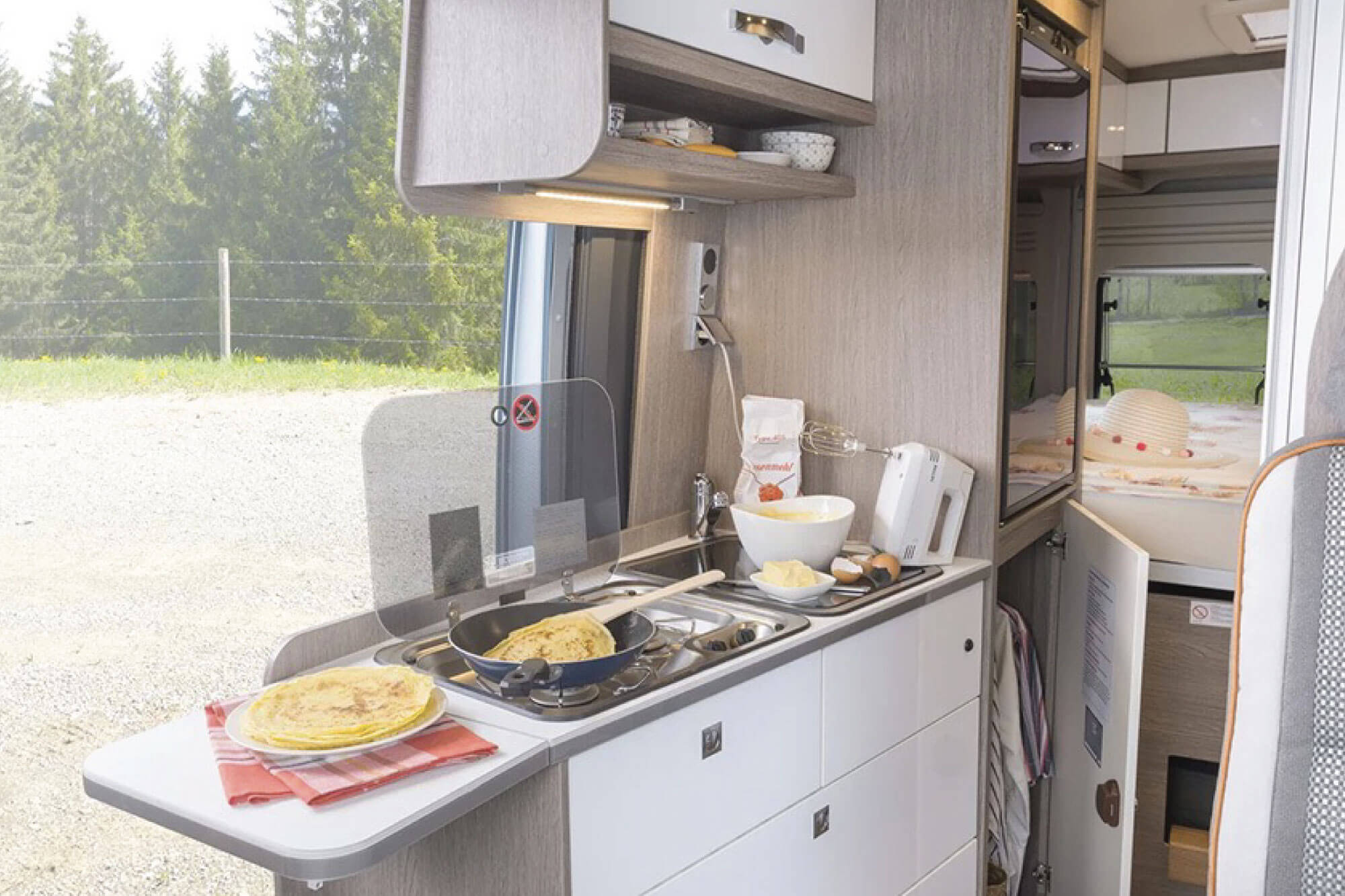 Essebi-Noleggio-Camper-interno4