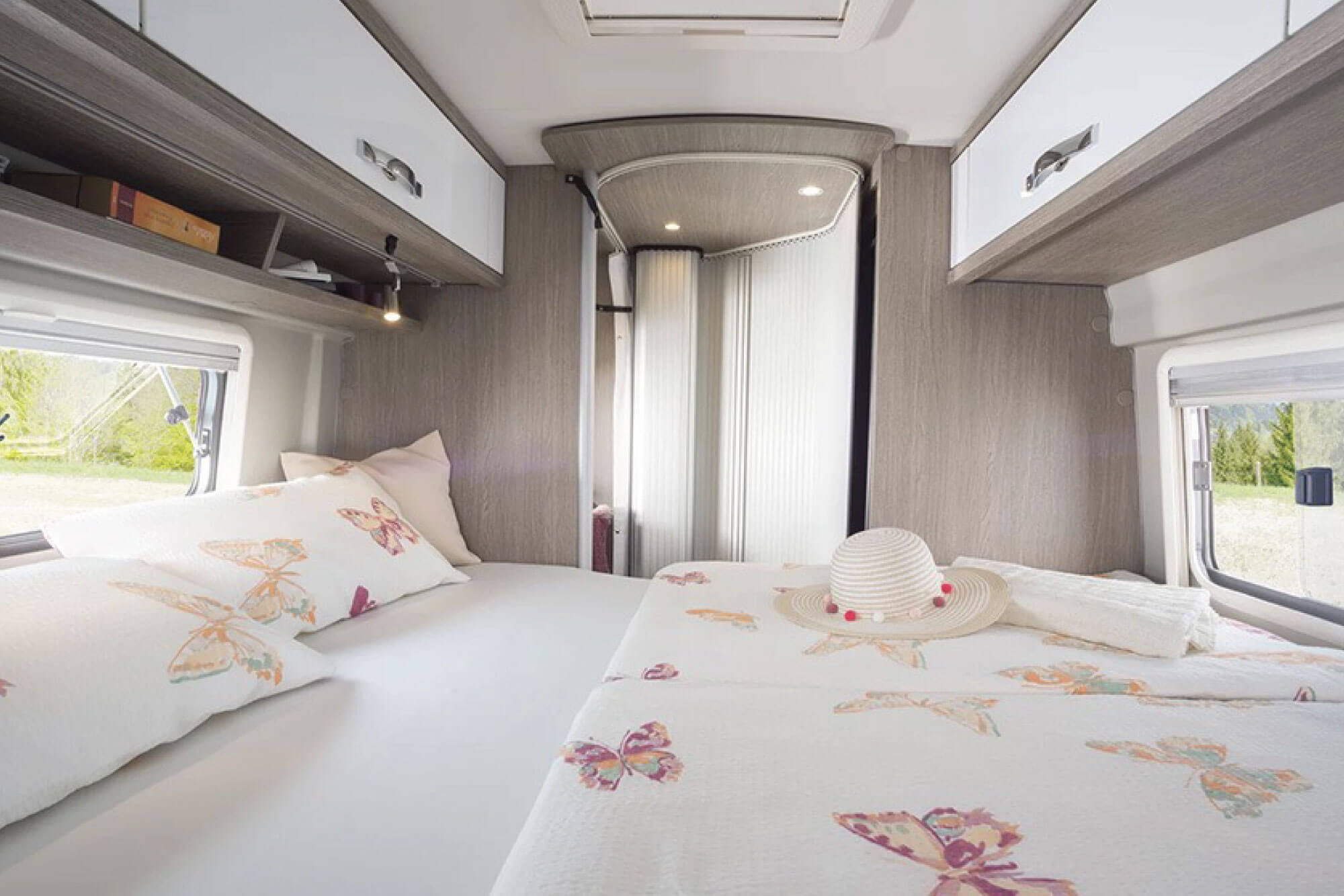 Essebi-Noleggio-Camper-interno5