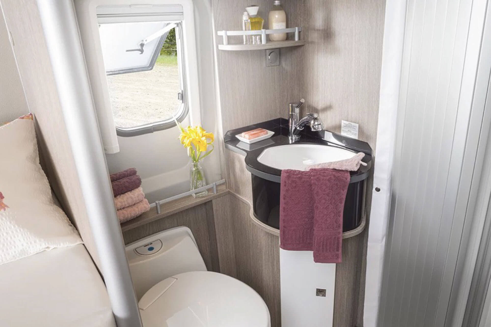 Essebi-Noleggio-Camper-interno6